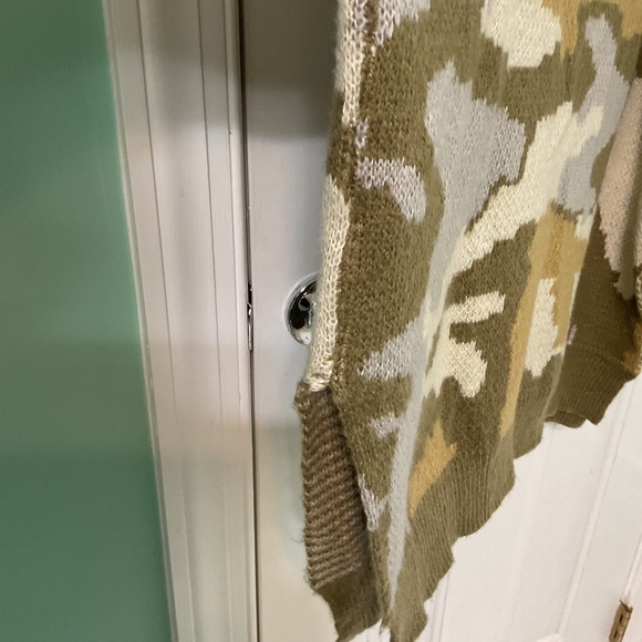 POL Women's V-Neck Camouflage Sweater - Olive, Beige, Cream NWOT - Picture 4 of 7